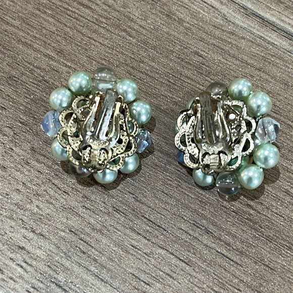 Vintage Faux Pearl Mint Green Beaded Gold Tone Clip On Cluster Earrings OS - Picture 5 of 5